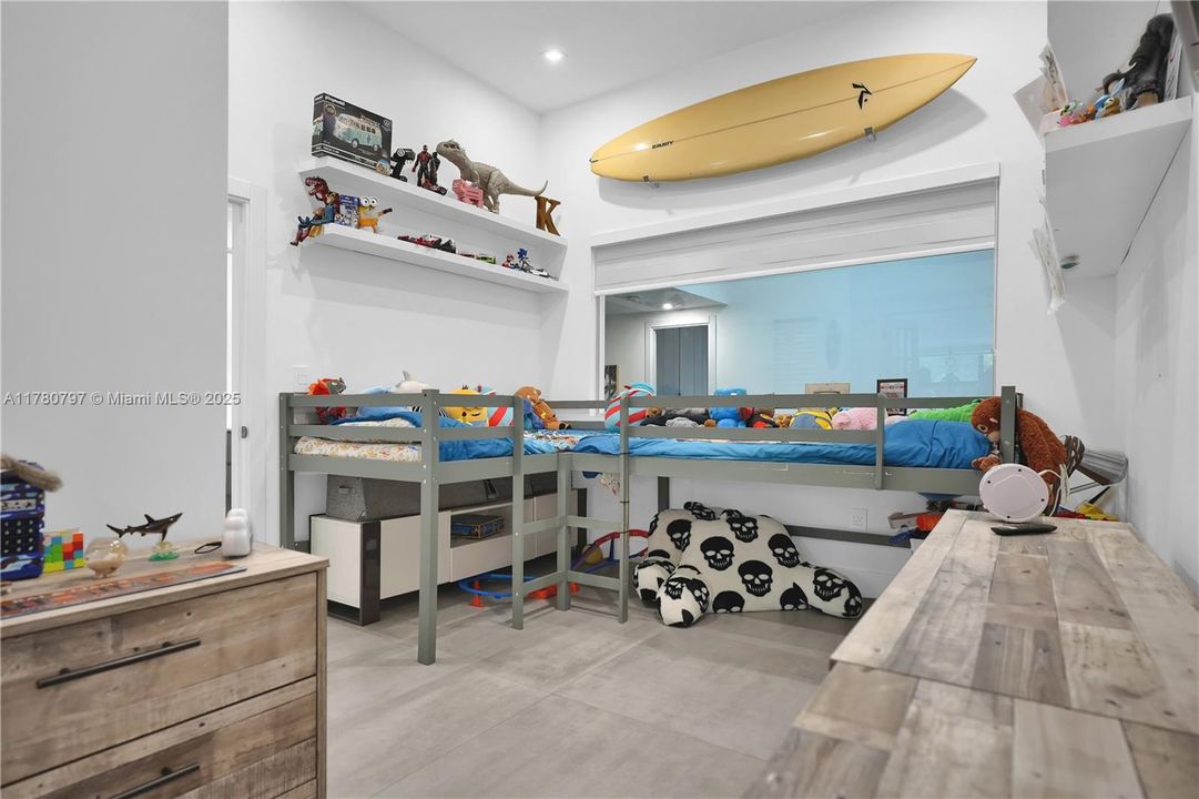 En Venta: $1,999,900 (4 camas, 3 baños, 2425 Pies cuadrados)