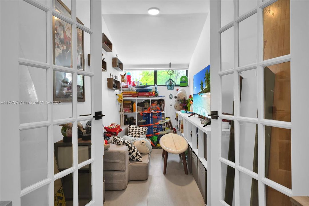 En Venta: $1,999,900 (4 camas, 3 baños, 2425 Pies cuadrados)