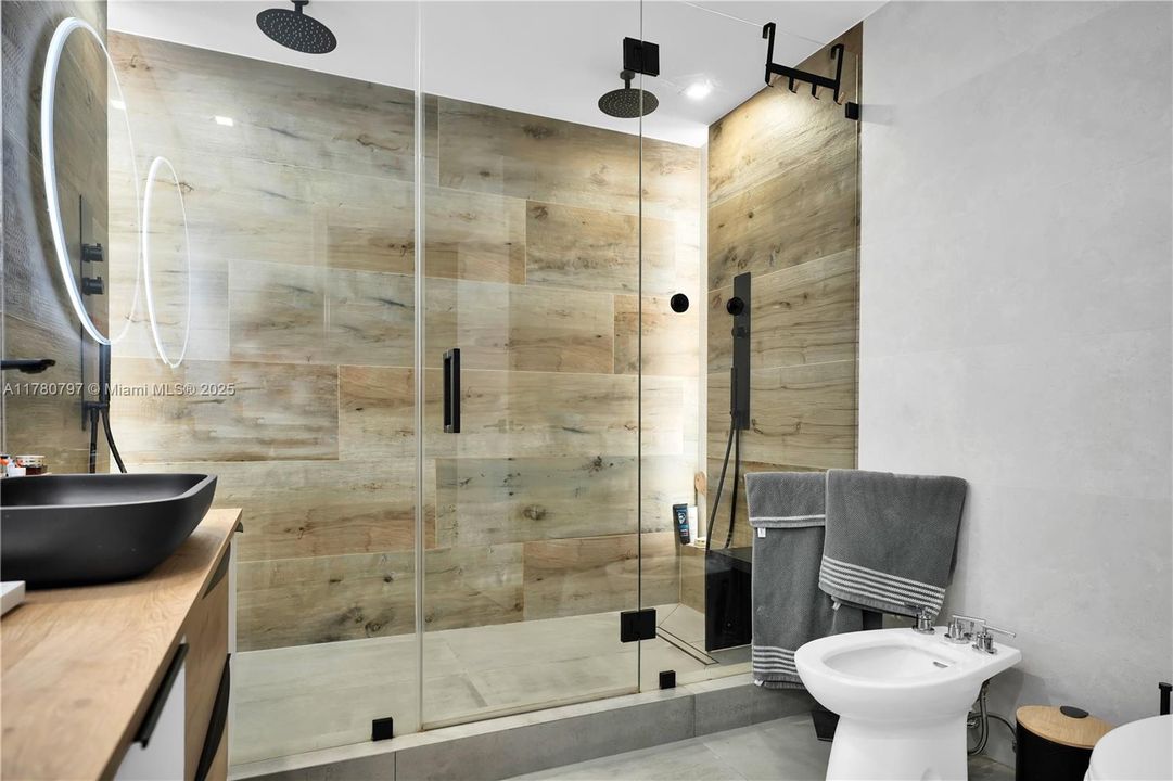 En Venta: $1,999,900 (4 camas, 3 baños, 2425 Pies cuadrados)