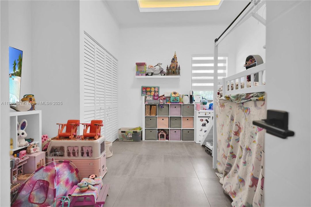 En Venta: $1,999,900 (4 camas, 3 baños, 2425 Pies cuadrados)