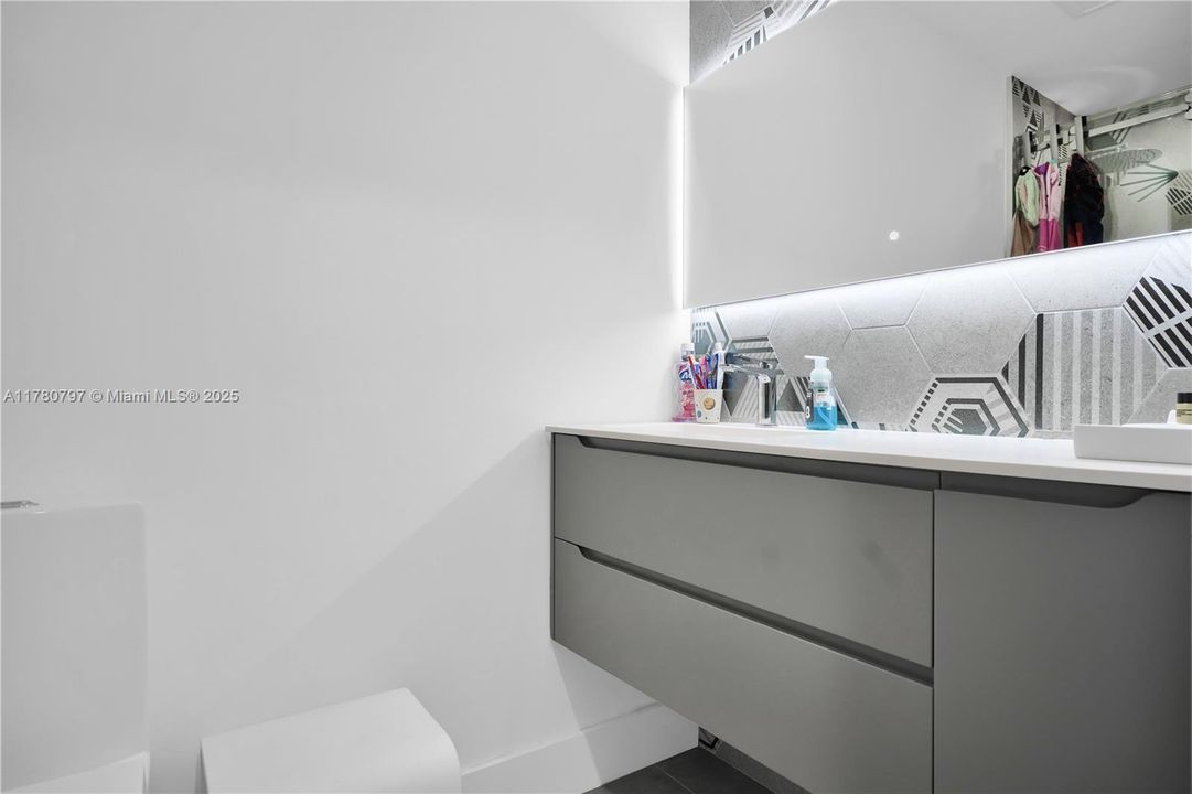 En Venta: $1,999,900 (4 camas, 3 baños, 2425 Pies cuadrados)