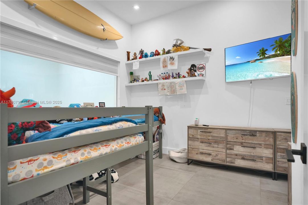 En Venta: $1,999,900 (4 camas, 3 baños, 2425 Pies cuadrados)