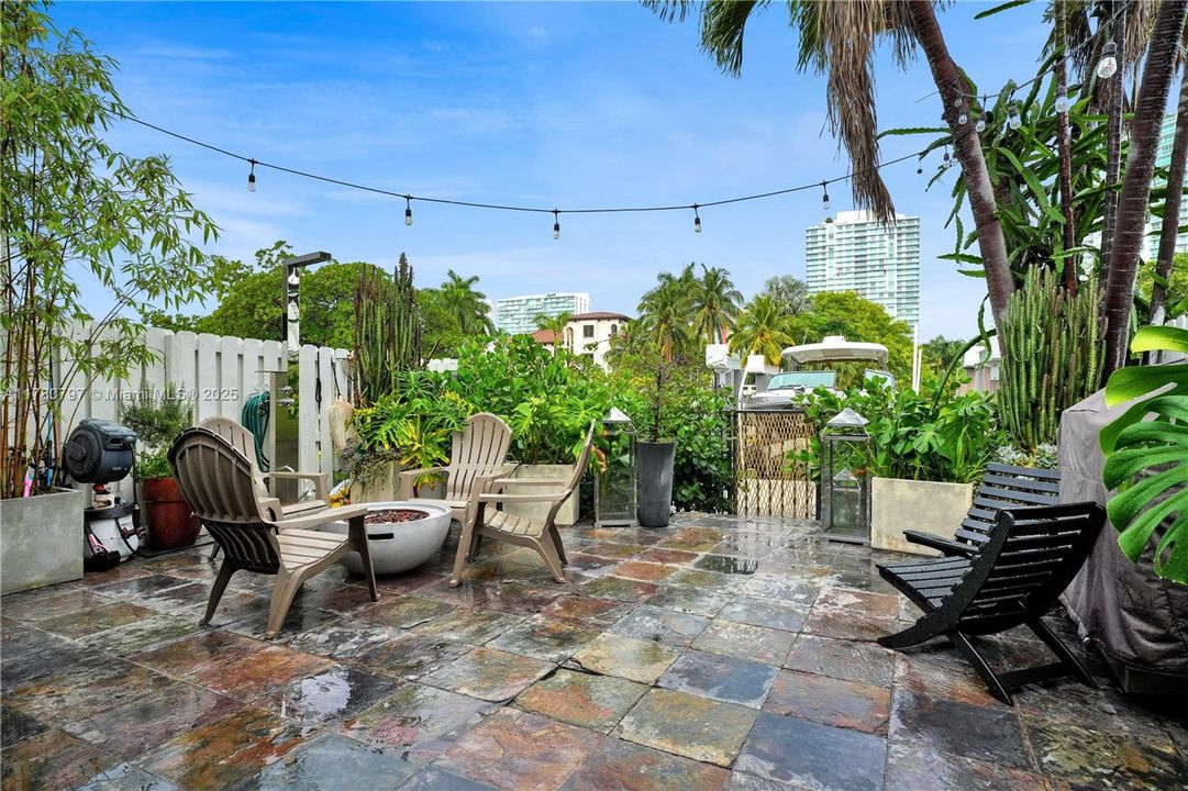 En Venta: $1,999,900 (4 camas, 3 baños, 2425 Pies cuadrados)