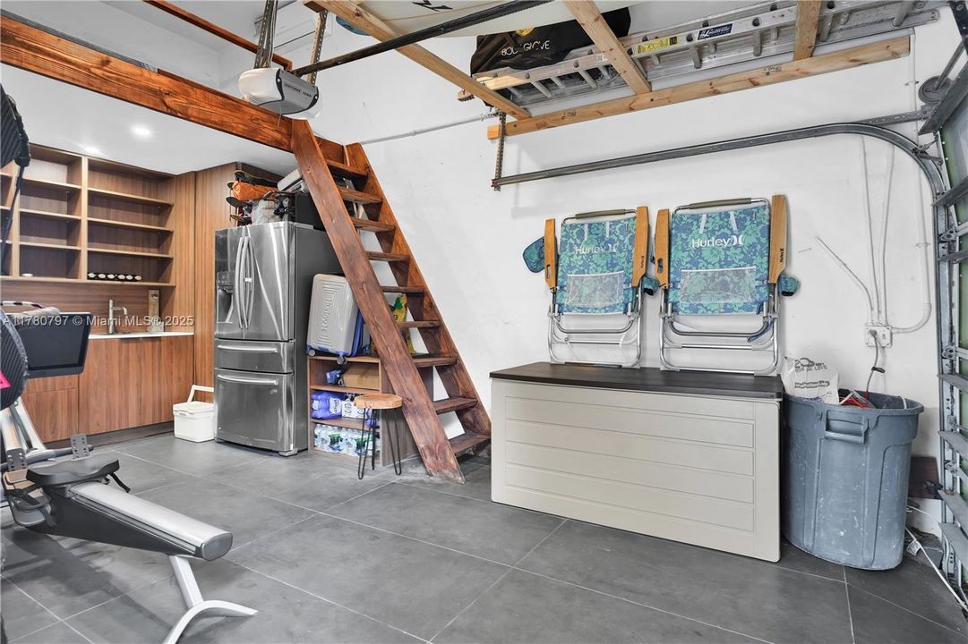 En Venta: $1,999,900 (4 camas, 3 baños, 2425 Pies cuadrados)