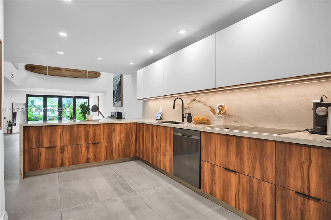 En Venta: $1,999,900 (4 camas, 3 baños, 2425 Pies cuadrados)