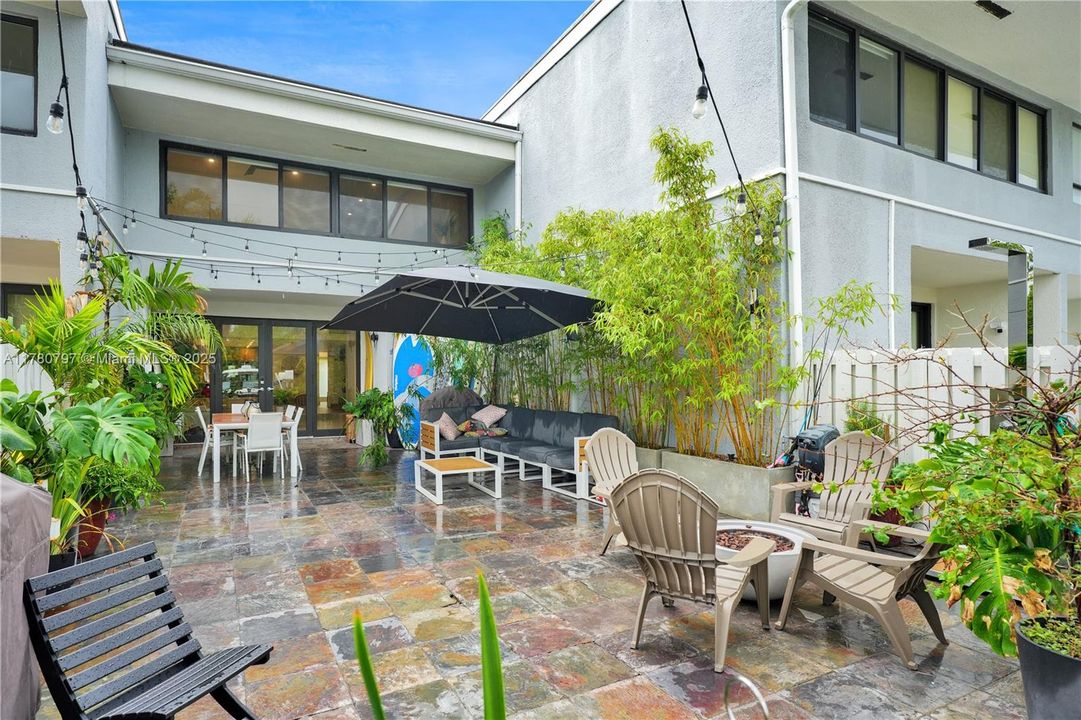 En Venta: $1,999,900 (4 camas, 3 baños, 2425 Pies cuadrados)