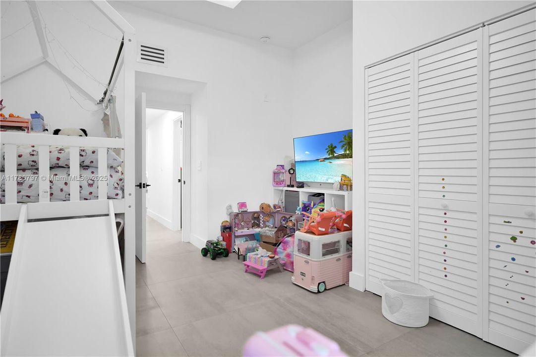 En Venta: $1,999,900 (4 camas, 3 baños, 2425 Pies cuadrados)