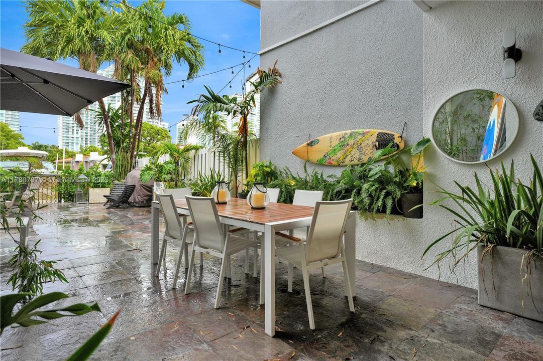 En Venta: $1,999,900 (4 camas, 3 baños, 2425 Pies cuadrados)