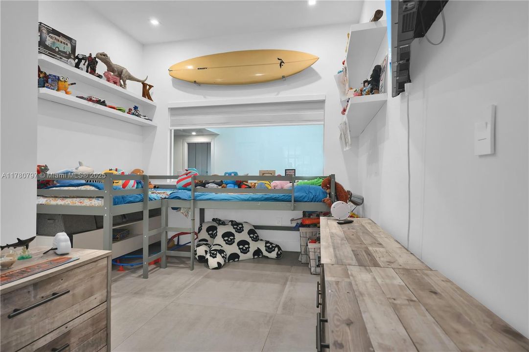 En Venta: $1,999,900 (4 camas, 3 baños, 2425 Pies cuadrados)