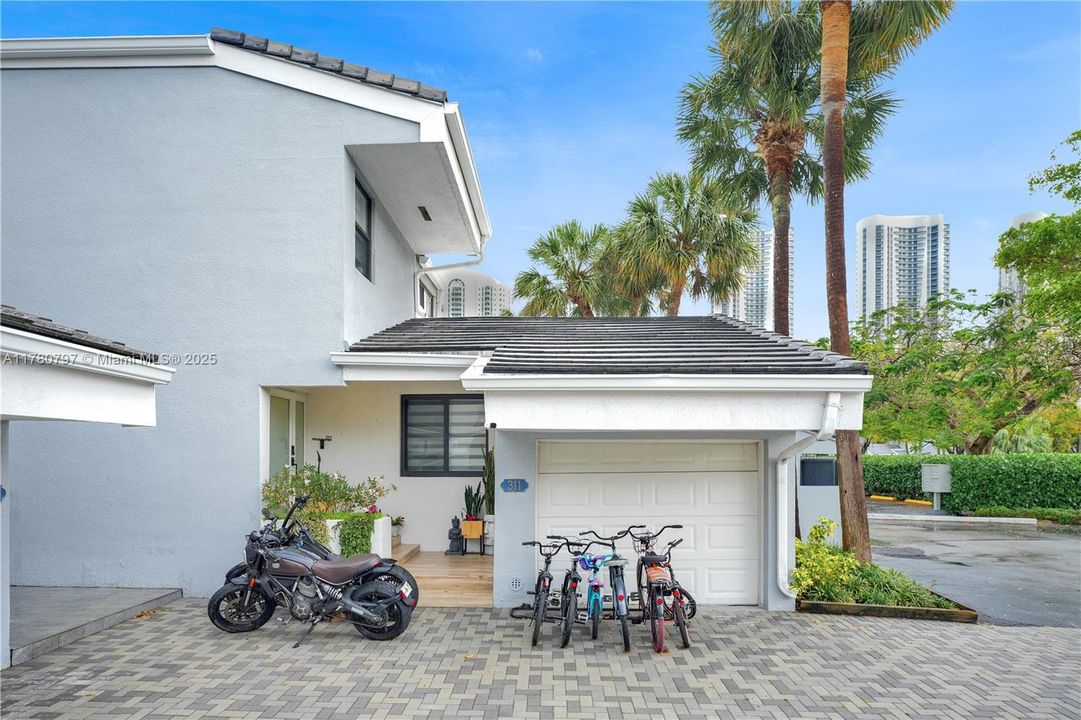 En Venta: $1,999,900 (4 camas, 3 baños, 2425 Pies cuadrados)