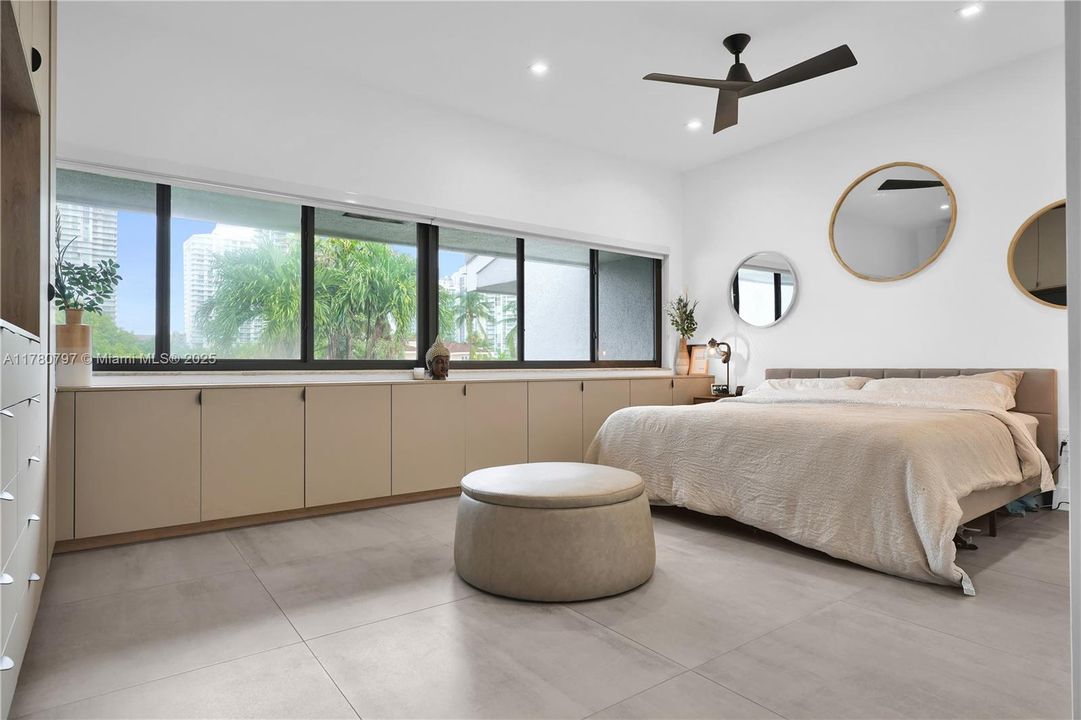 En Venta: $1,999,900 (4 camas, 3 baños, 2425 Pies cuadrados)