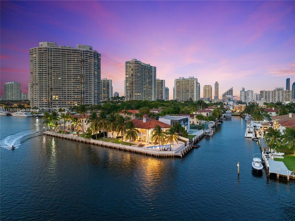 На продажу: $13,900,000 (7 спален, 8 ванн, 7729 Квадратных фут)