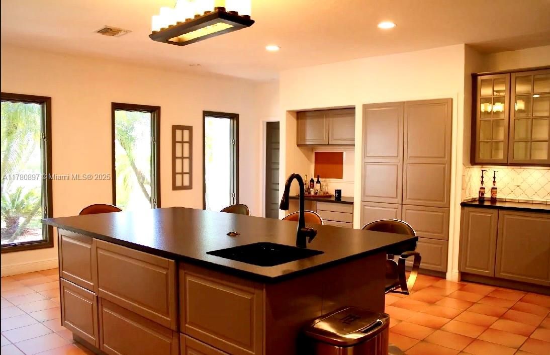 待售: $1,499,999 (6 贝兹, 4 浴室, 5659 平方英尺)