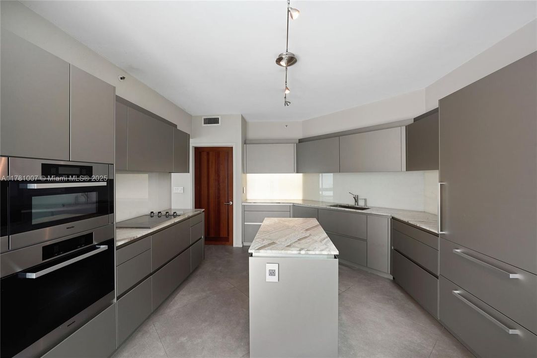 Recently Sold: $2,250,000 (3 beds, 2 baths, 2340 Square Feet)