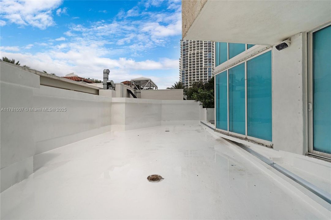 Recently Sold: $2,250,000 (3 beds, 2 baths, 2340 Square Feet)