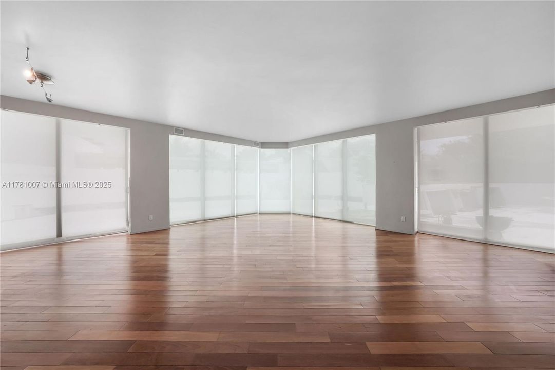 Recently Sold: $2,250,000 (3 beds, 2 baths, 2340 Square Feet)