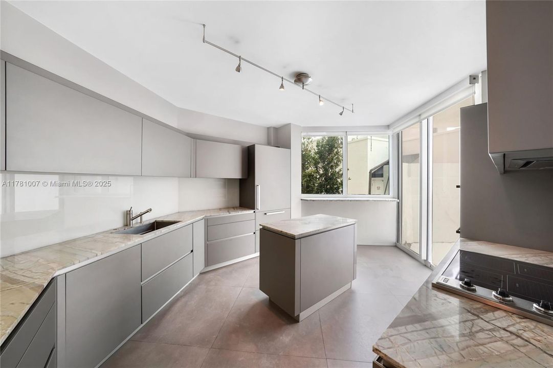 Recently Sold: $2,250,000 (3 beds, 2 baths, 2340 Square Feet)