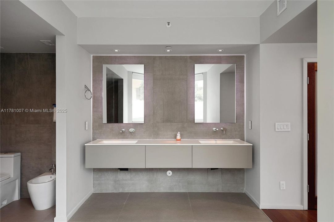 Recently Sold: $2,250,000 (3 beds, 2 baths, 2340 Square Feet)