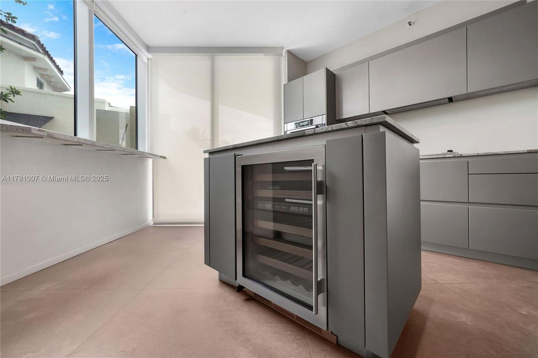 Recently Sold: $2,250,000 (3 beds, 2 baths, 2340 Square Feet)