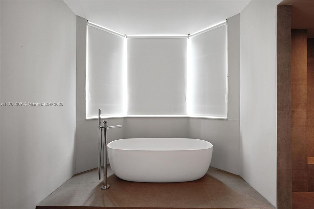 Recently Sold: $2,250,000 (3 beds, 2 baths, 2340 Square Feet)