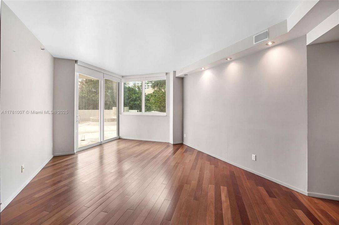 Recently Sold: $2,250,000 (3 beds, 2 baths, 2340 Square Feet)