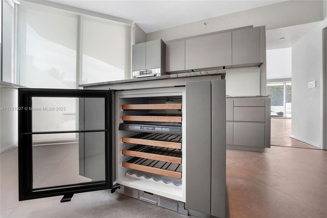 Recently Sold: $2,250,000 (3 beds, 2 baths, 2340 Square Feet)