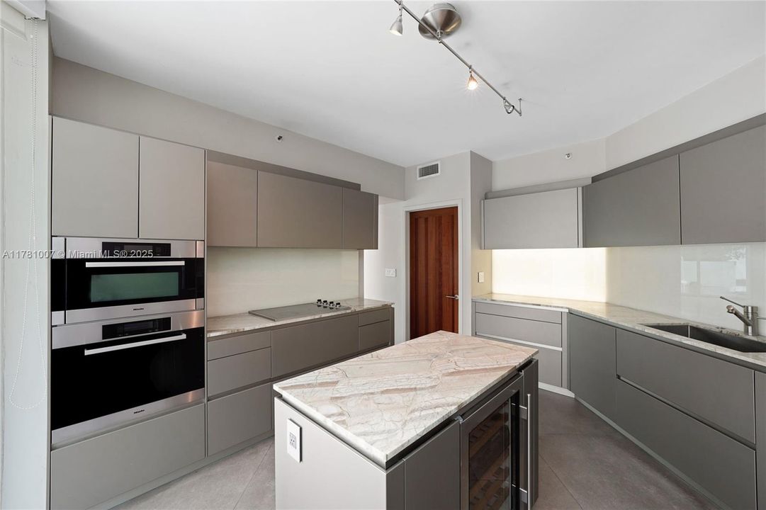 Recently Sold: $2,250,000 (3 beds, 2 baths, 2340 Square Feet)