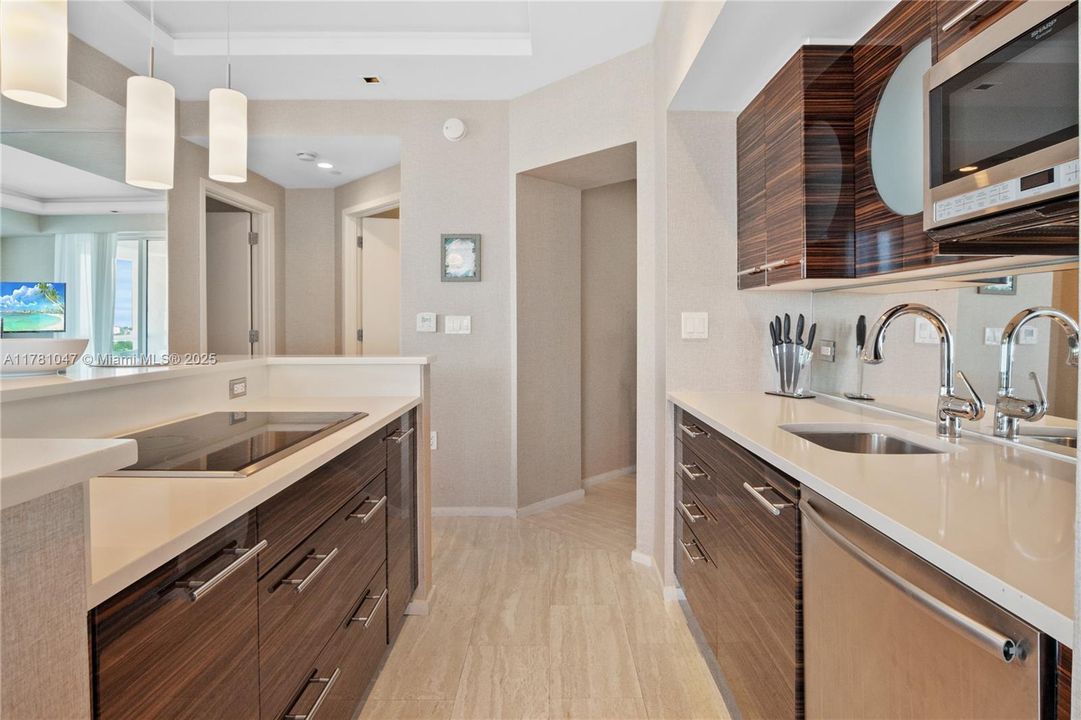 For Sale: $1,019,000 (2 beds, 2 baths, 1113 Square Feet)