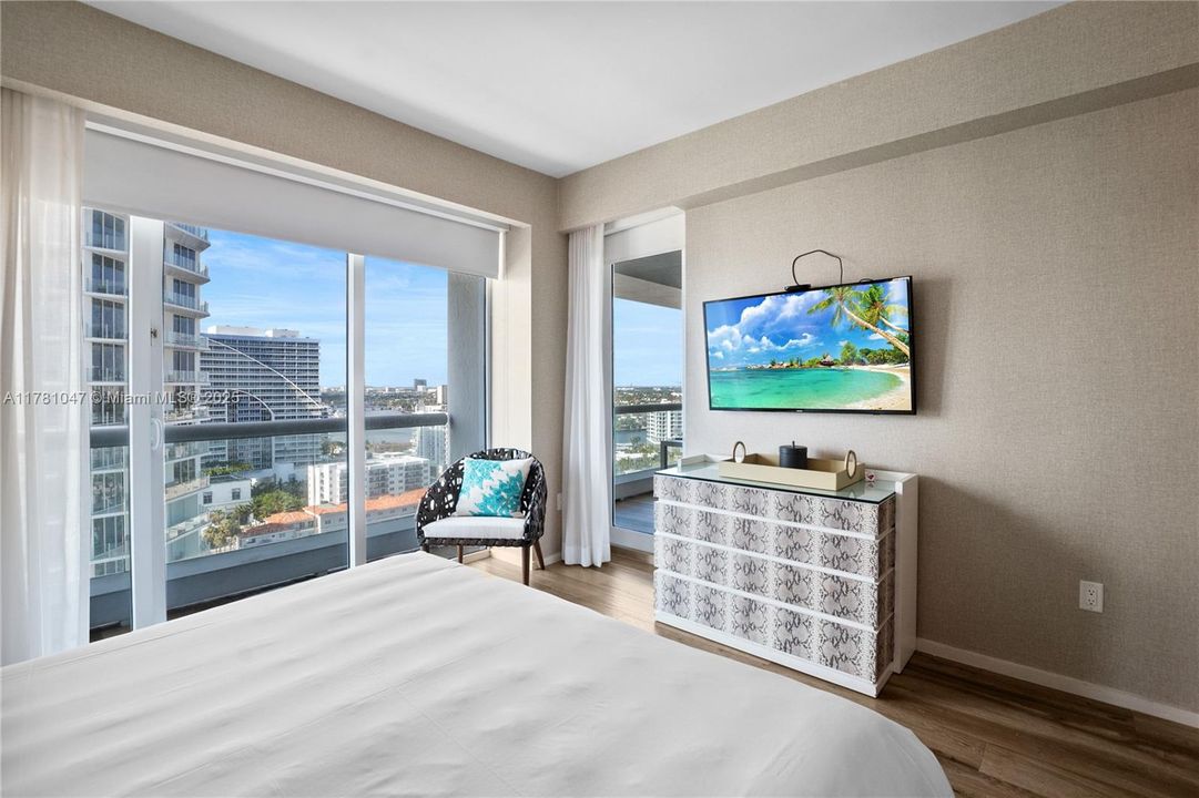 For Sale: $1,019,000 (2 beds, 2 baths, 1113 Square Feet)
