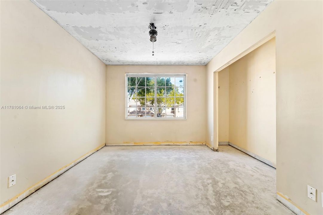 Activo con contrato: $330,000 (3 camas, 2 baños, 1624 Pies cuadrados)