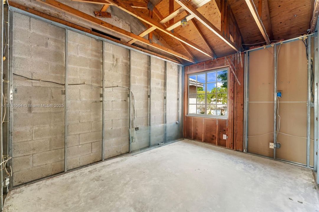 Activo con contrato: $330,000 (3 camas, 2 baños, 1624 Pies cuadrados)