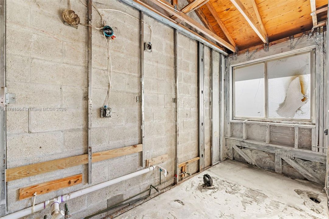 Activo con contrato: $330,000 (3 camas, 2 baños, 1624 Pies cuadrados)