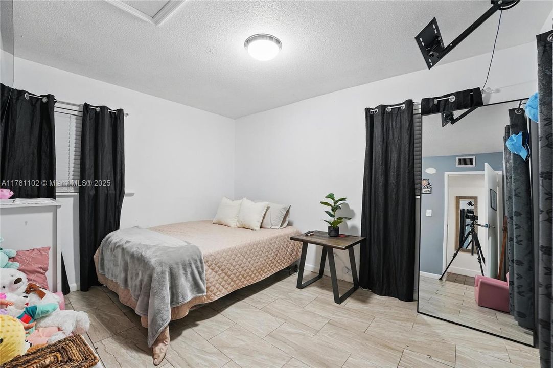 Recently Sold: $349,990 (4 beds, 2 baths, 1177 Square Feet)