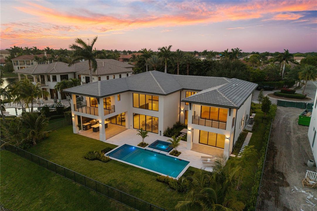 Недавно продано: $4,495,000 (5 спален, 6 ванн, 6506 Квадратных фут)