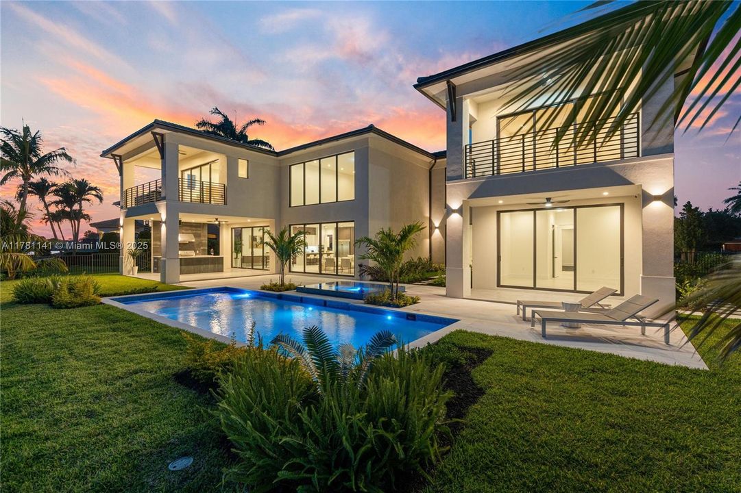 Недавно продано: $4,495,000 (5 спален, 6 ванн, 6506 Квадратных фут)