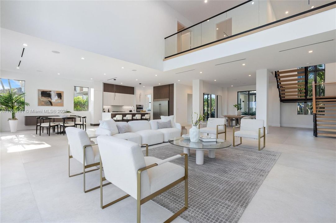 Недавно продано: $4,495,000 (5 спален, 6 ванн, 6506 Квадратных фут)