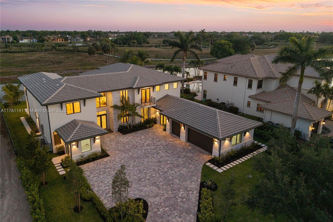 Недавно продано: $4,495,000 (5 спален, 6 ванн, 6506 Квадратных фут)