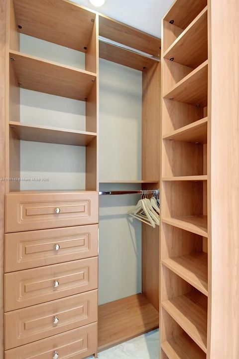 最近租的: $5,700 (1 贝兹, 1 浴室, 862 平方英尺)