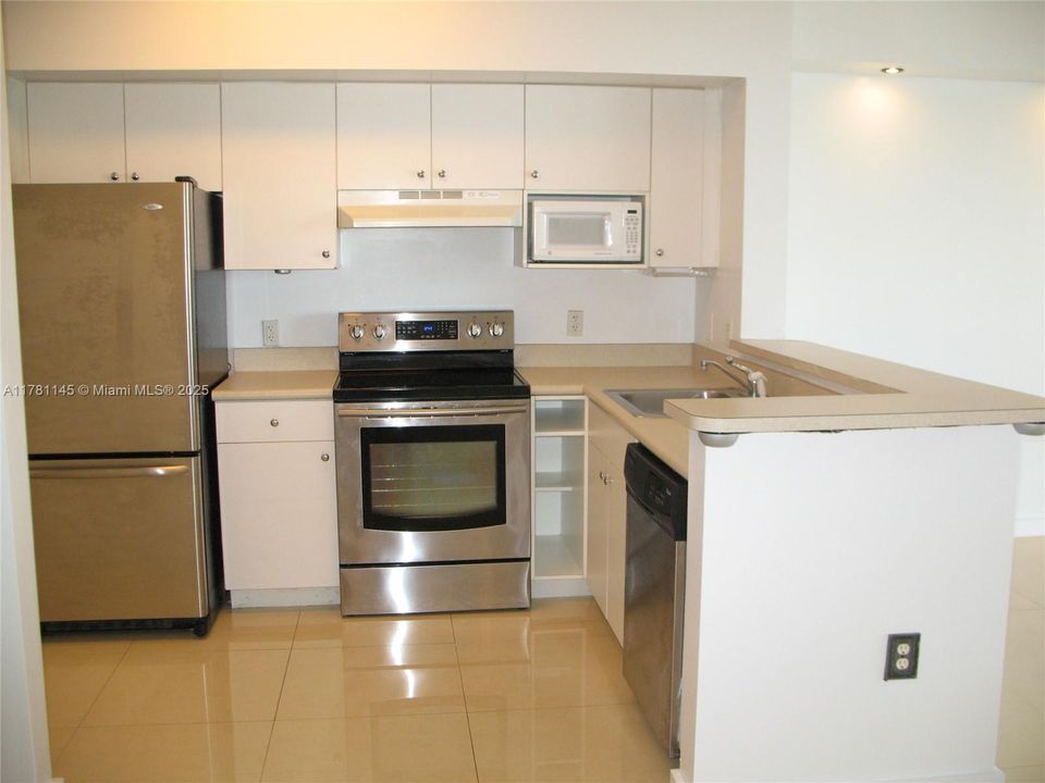 Recently Rented: $2,100 (1 beds, 1 baths, 685 Square Feet)