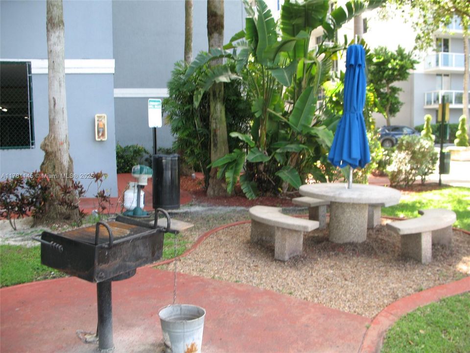 Recently Rented: $2,100 (1 beds, 1 baths, 685 Square Feet)