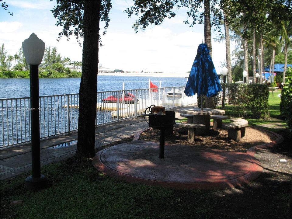 Recently Rented: $2,100 (1 beds, 1 baths, 685 Square Feet)