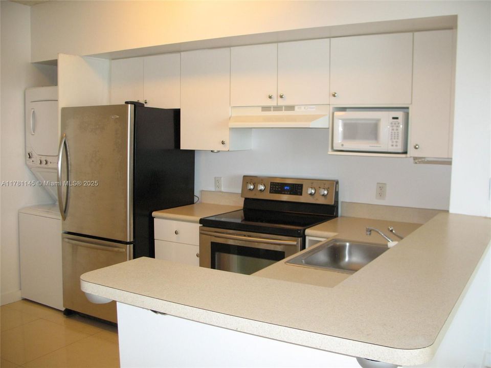 Recently Rented: $2,100 (1 beds, 1 baths, 685 Square Feet)