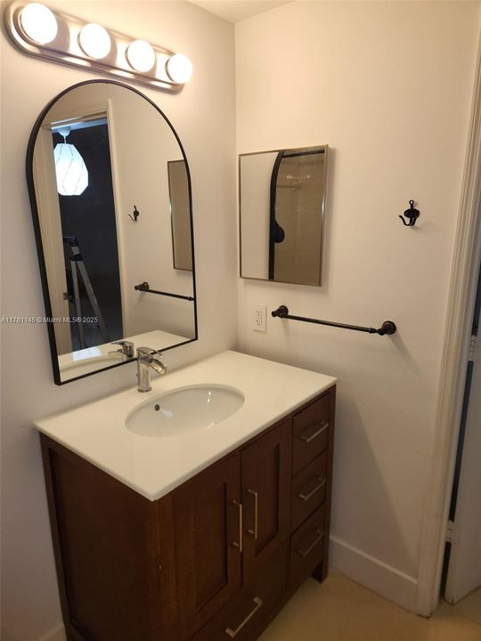 Recently Rented: $2,100 (1 beds, 1 baths, 685 Square Feet)