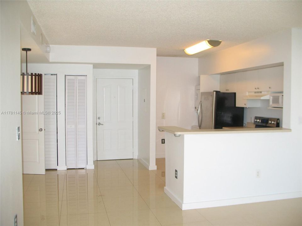 Recently Rented: $2,100 (1 beds, 1 baths, 685 Square Feet)