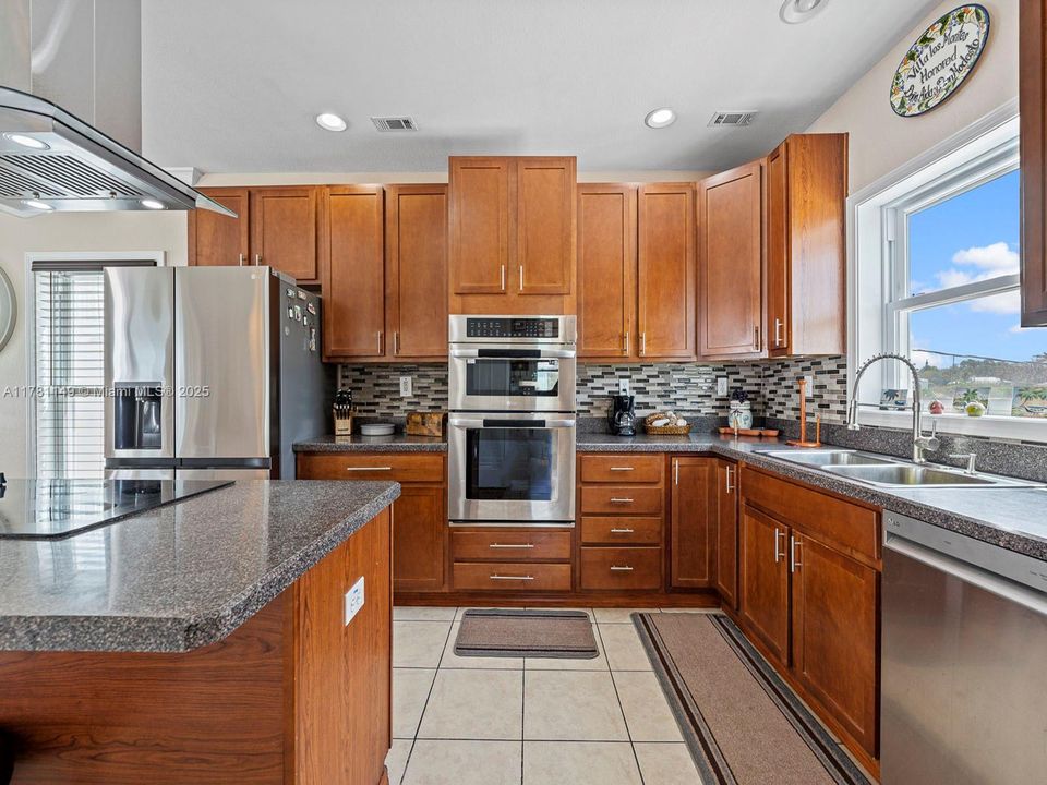 Recently Rented: $4,500 (3 beds, 3 baths, 1456 Square Feet)