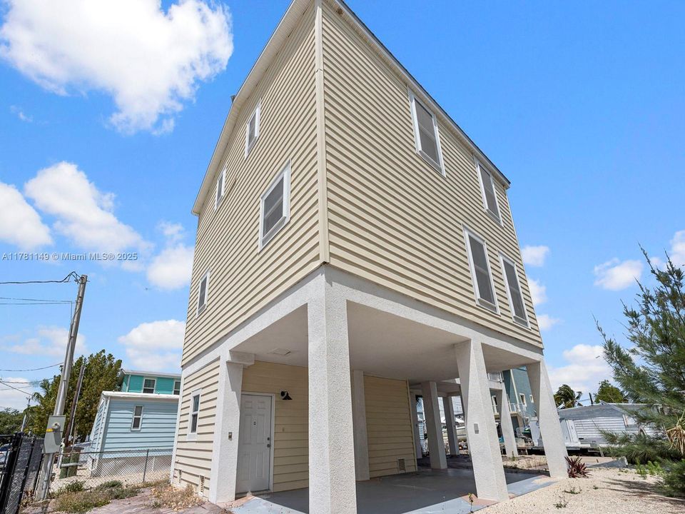 Recently Rented: $4,500 (3 beds, 3 baths, 1456 Square Feet)