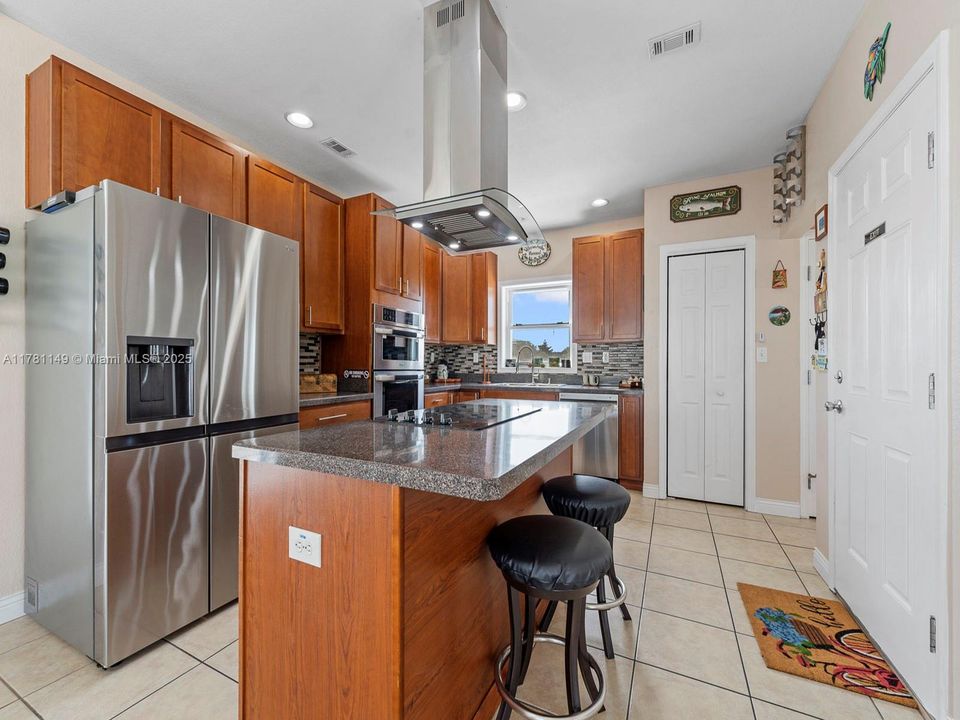 Recently Rented: $4,500 (3 beds, 3 baths, 1456 Square Feet)