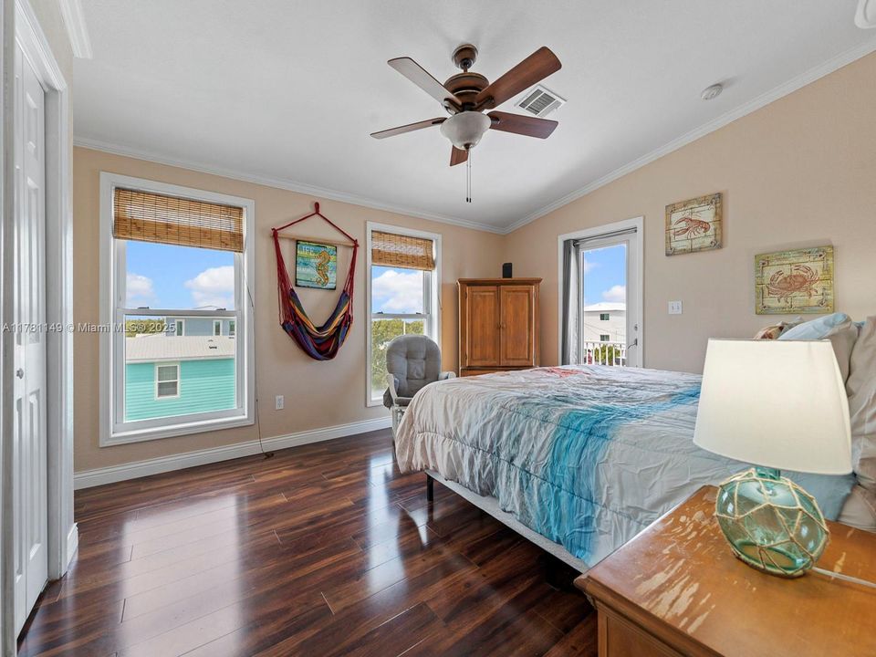 Recently Rented: $4,500 (3 beds, 3 baths, 1456 Square Feet)