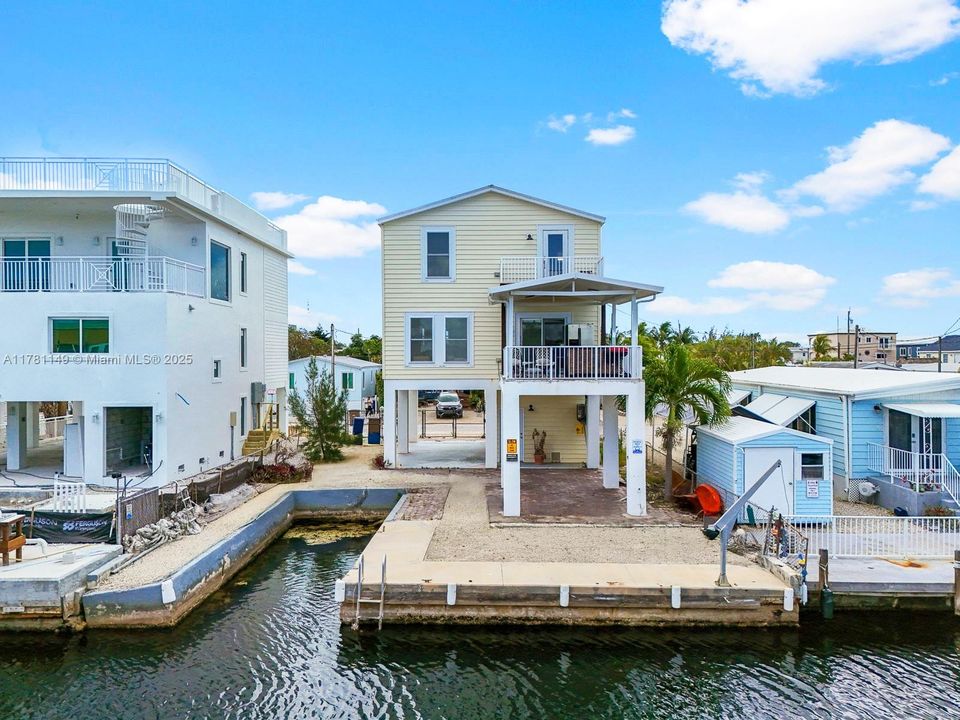 Recently Rented: $4,500 (3 beds, 3 baths, 1456 Square Feet)