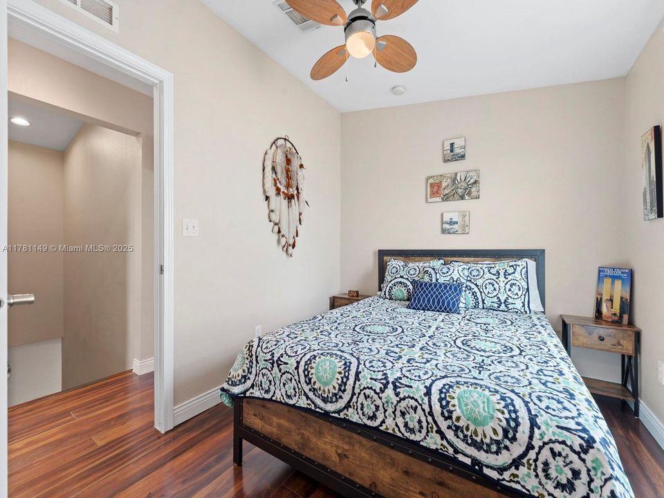 Recently Rented: $4,500 (3 beds, 3 baths, 1456 Square Feet)